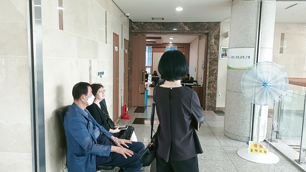 환우 장례 참석